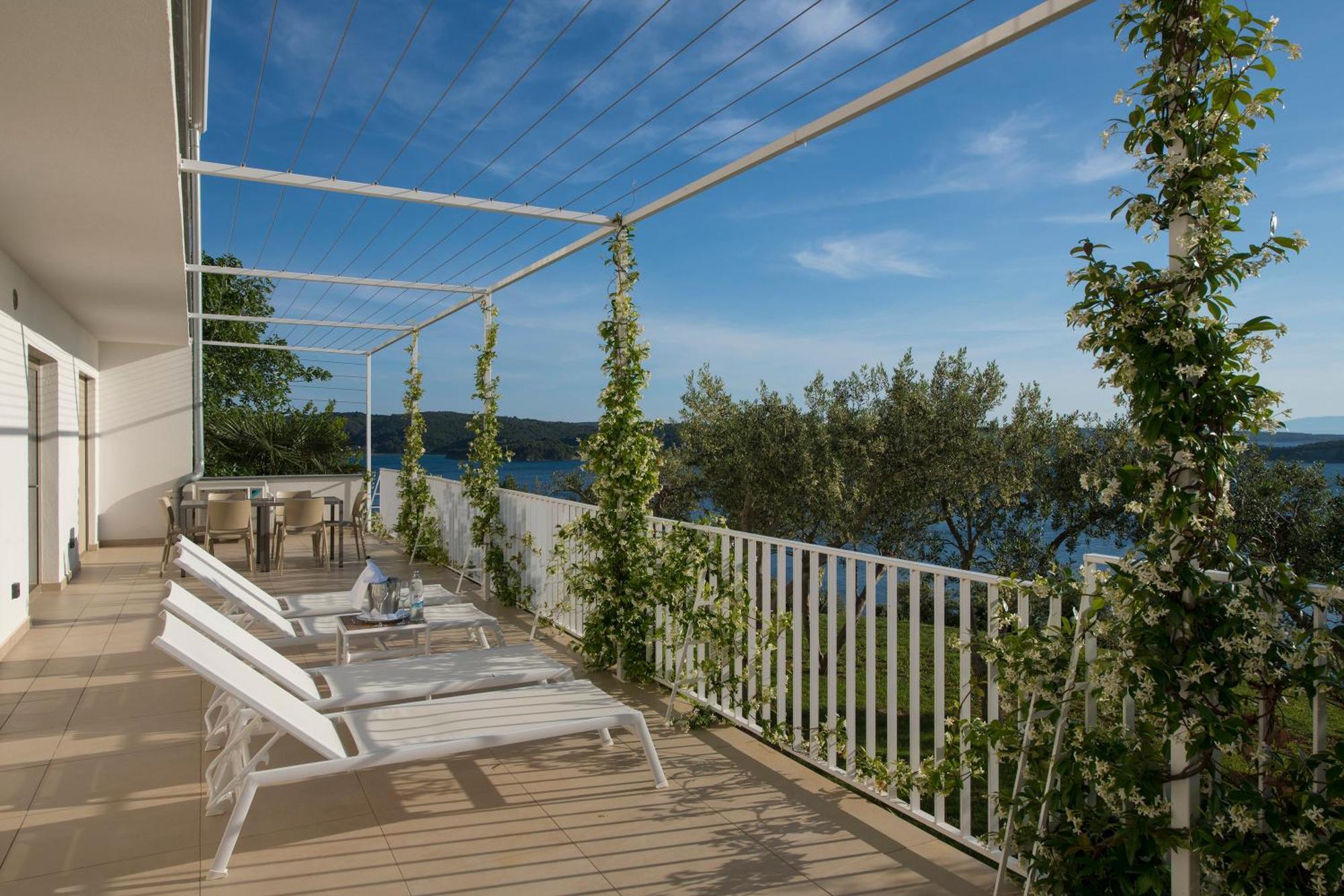 Zlatni Zalaz,Apartments,Supetarska Draga Esterno foto